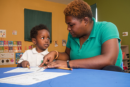 4articulo SF School Teacher explaining math to a little kid